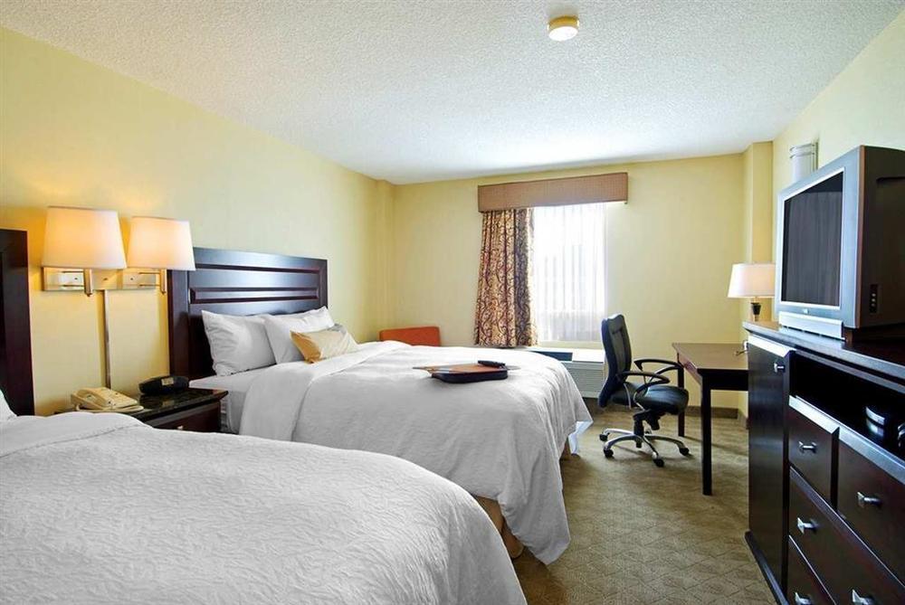 Hampton Inn & Suites By Hilton Calgary-Airport Værelse billede