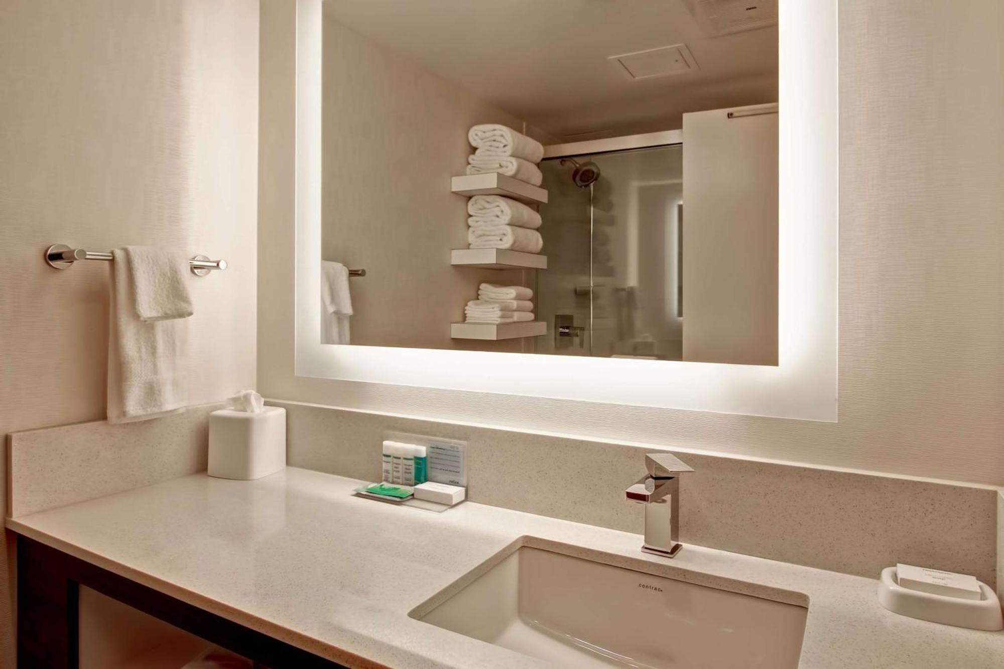Hampton Inn & Suites By Hilton Calgary-Airport Eksteriør billede