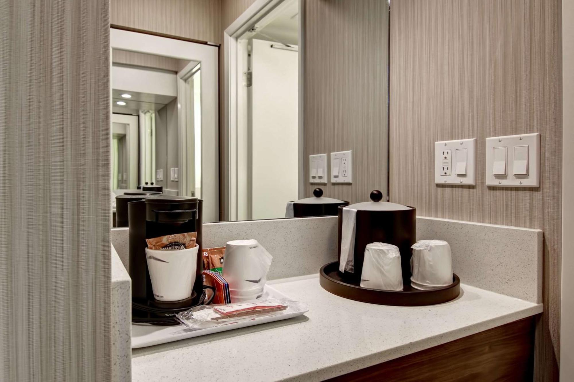 Hampton Inn & Suites By Hilton Calgary-Airport Eksteriør billede